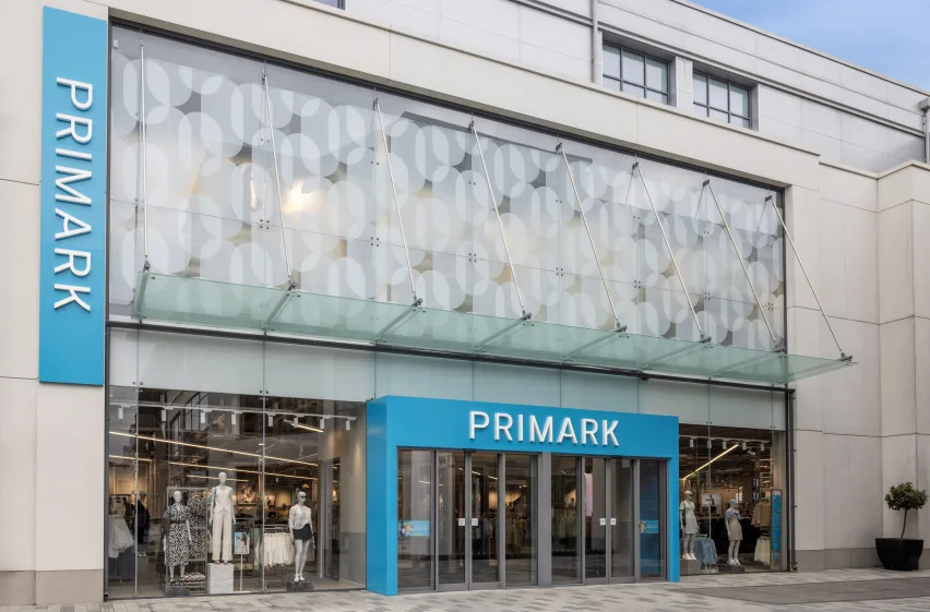 CL9 Newbury photo 26170 shop front